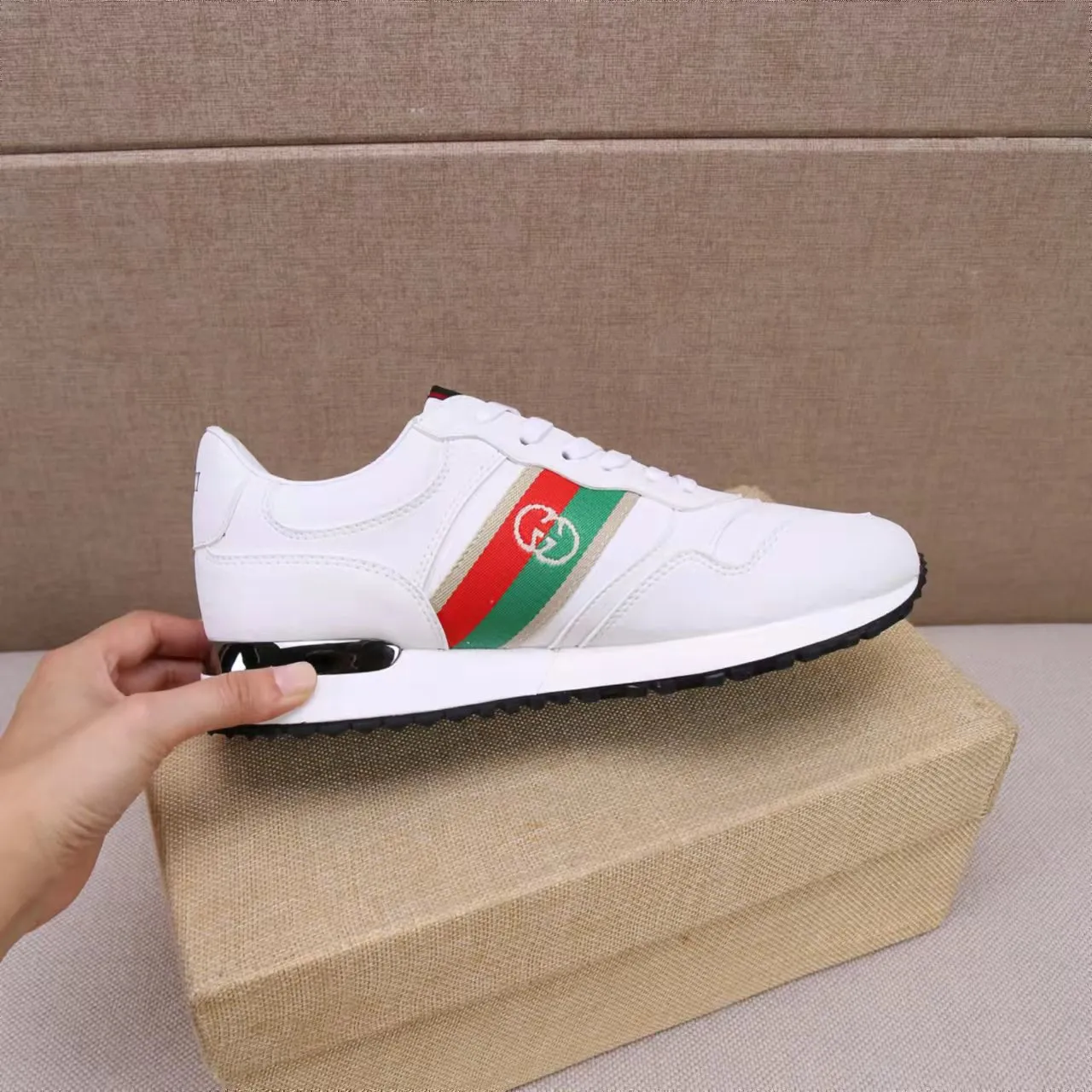 p420 [Gucci Sports Men's Shoes] Gucci fashionable casual men's shoes 🇨🇳Original 1:1 mold, new model debuts first 💯Not high-profile but avant-garde, simple, low-key and fashionable, super versatile style 🌿Original cowhide production ➕Sheepskin lining🎋The version is comfortable on the feet, first-class workmanship🍍38-44 Large quantities in stock